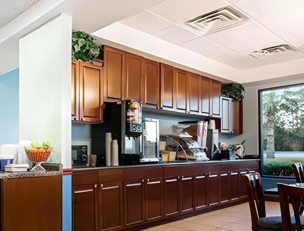 Days Inn By Wyndham Richmond Hill/Savannah Bagian luar foto