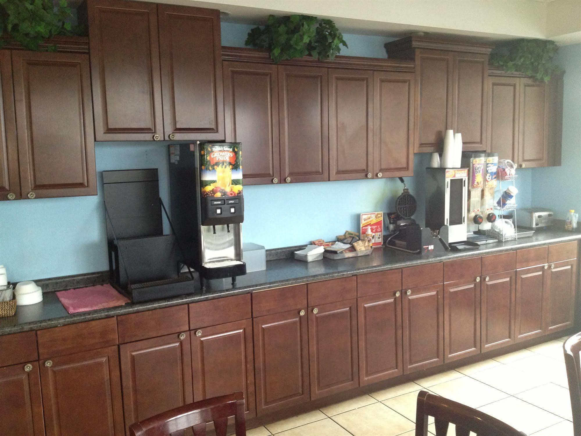 Days Inn By Wyndham Richmond Hill/Savannah Bagian luar foto
