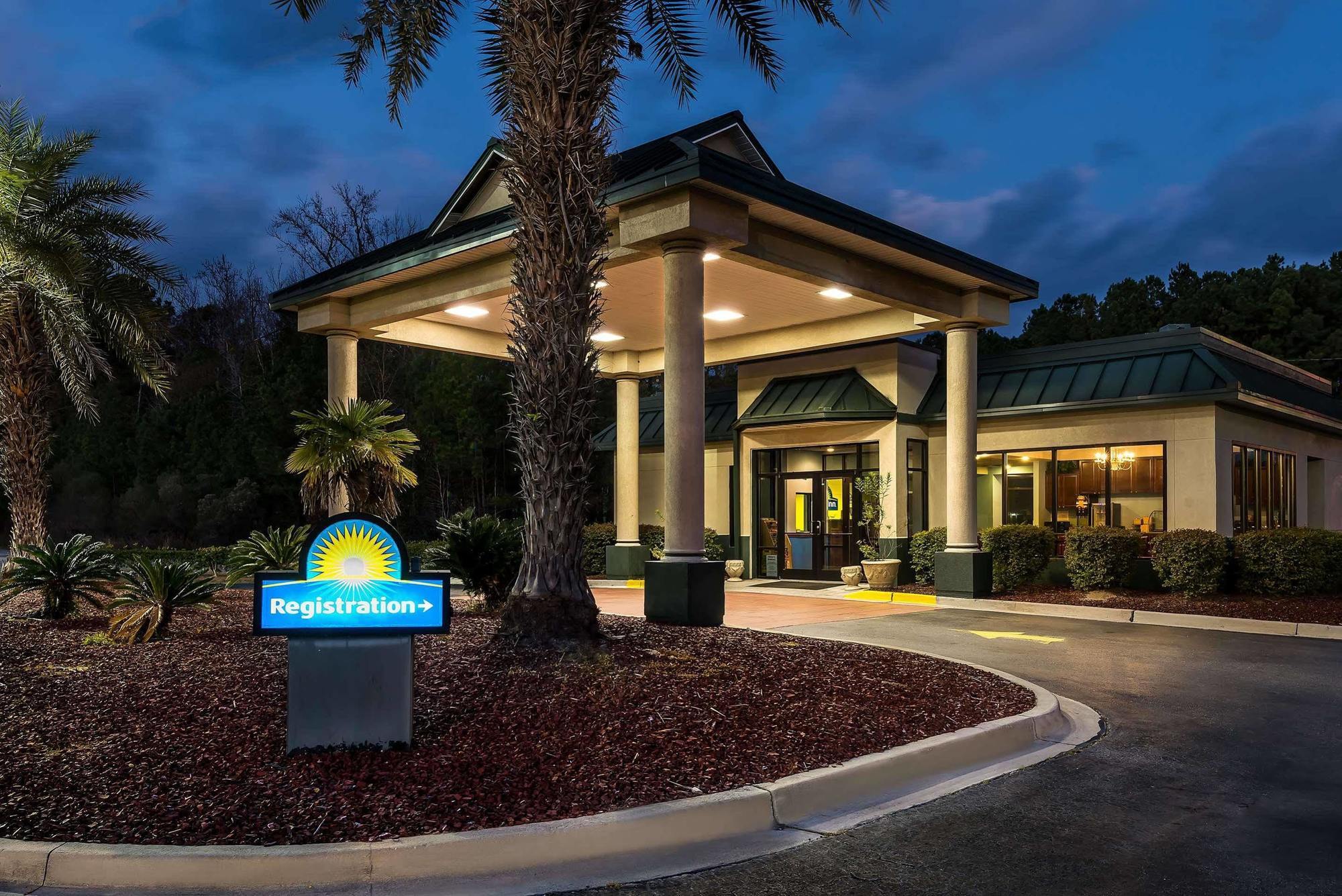Days Inn By Wyndham Richmond Hill/Savannah Bagian luar foto